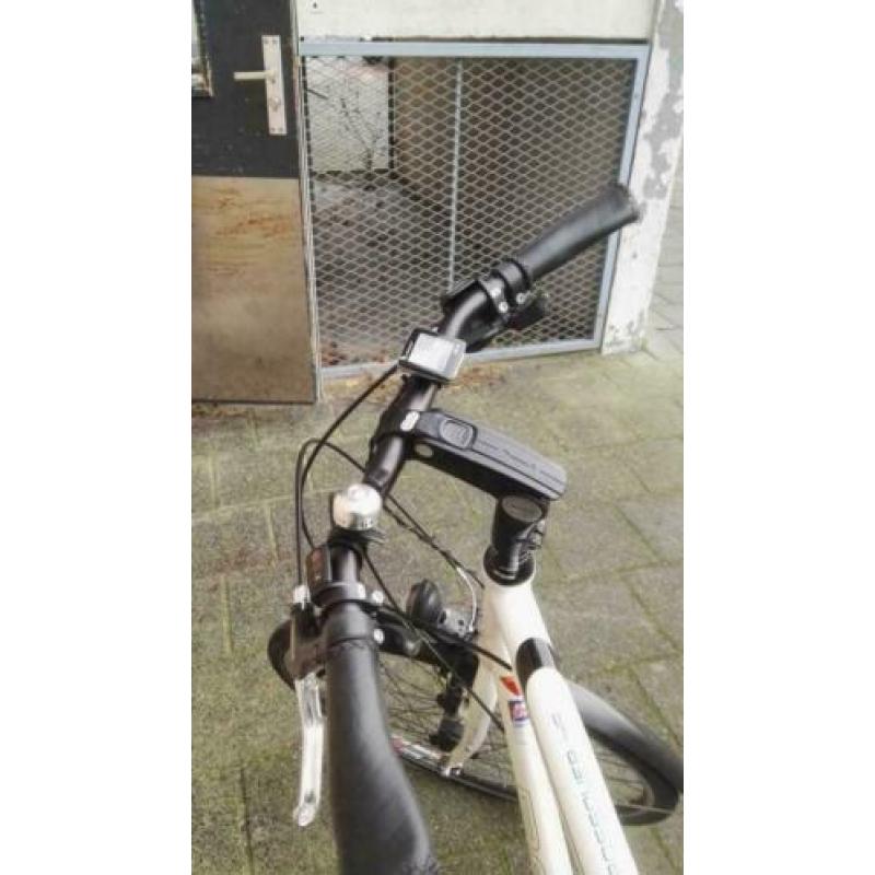 izgs mooie witte BeOne crossover herenfiets 61"