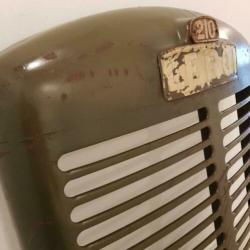 Stoer/mancave: grille omgebouwd naar wandlamp (USA – ’50)