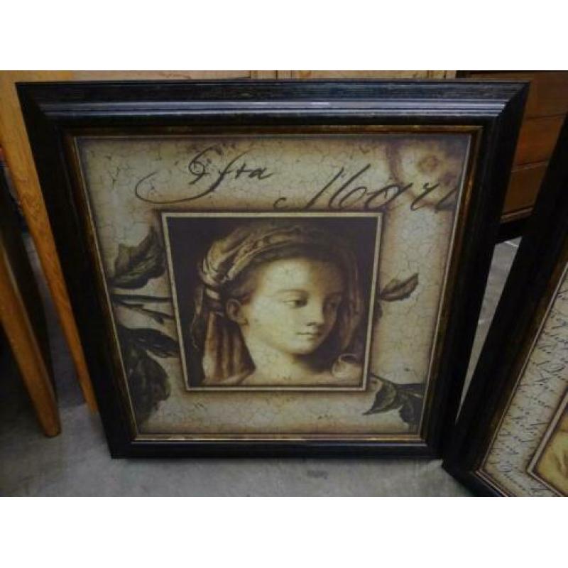 4 Prenten van dames in een mooie houten lijst