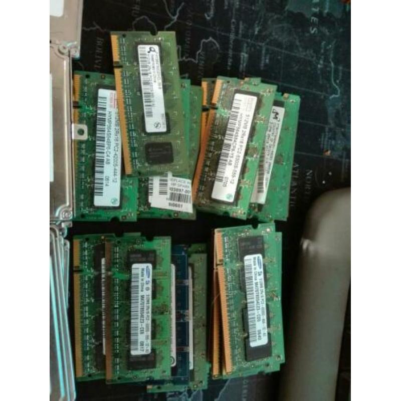 Diverse laptops en toebehoren