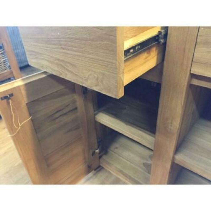Kastje TEAKHOUT 120bx85h, leuke indeling. Badkamer geschikt.