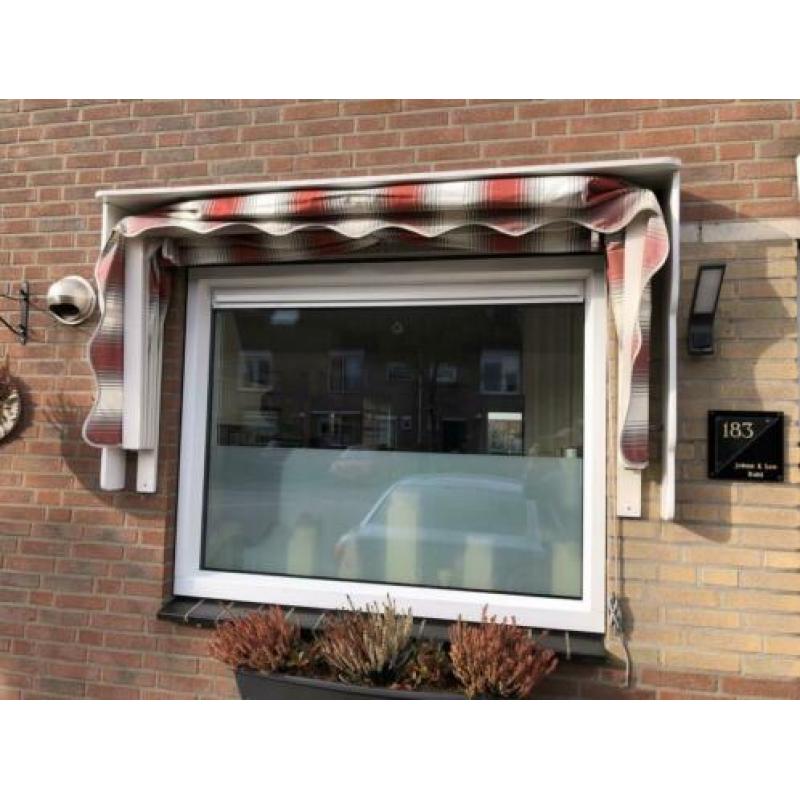 Markies 170 cm breed met ombouw 185 cm breed x 101 cm hoog.