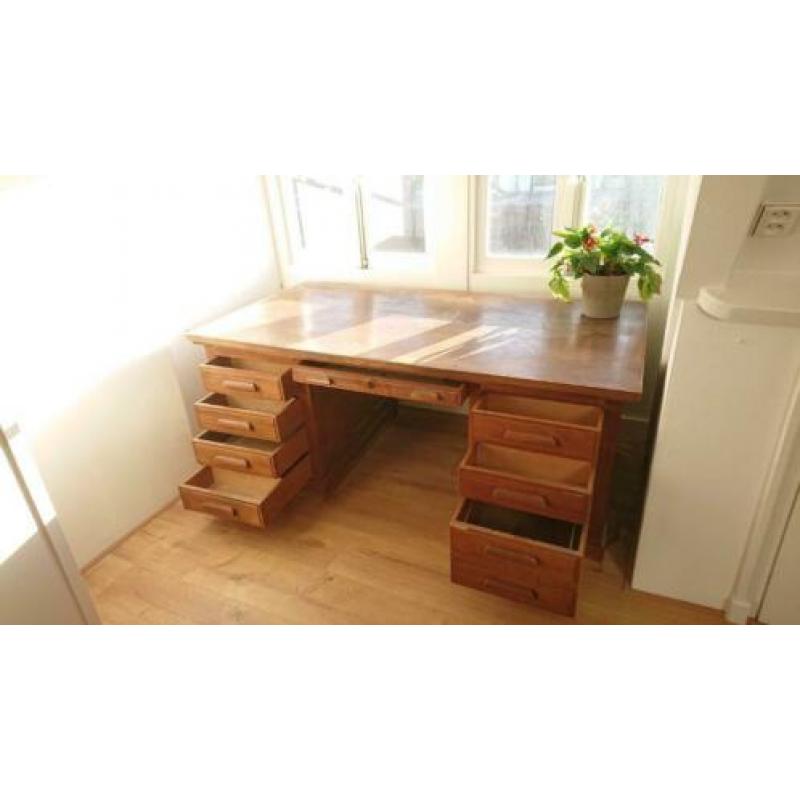 Houten bureau met lades (eikenhout)