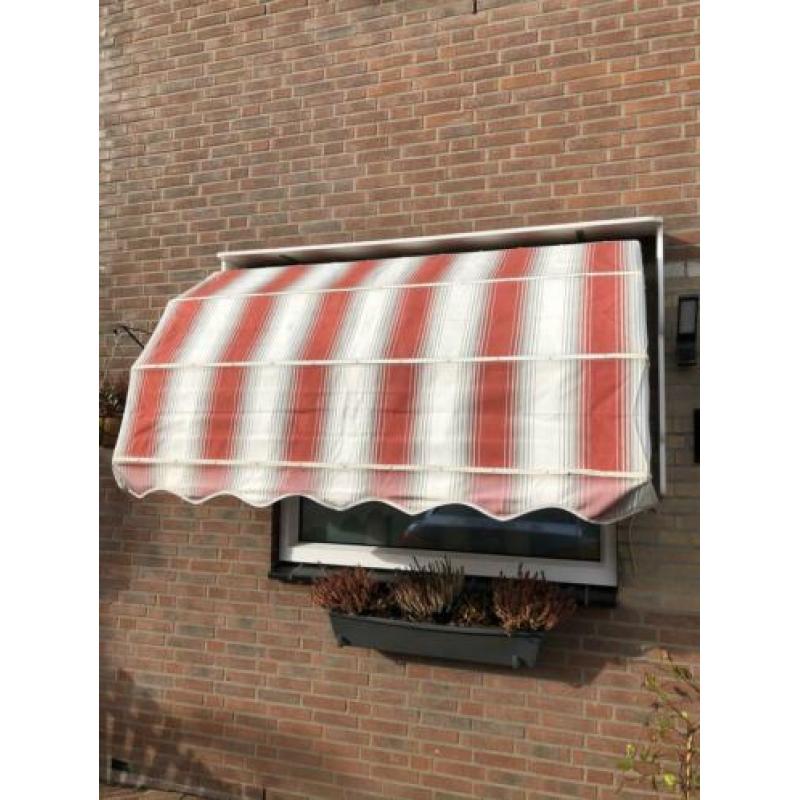 Markies 170 cm breed met ombouw 185 cm breed x 101 cm hoog.