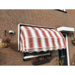 Markies 170 cm breed met ombouw 185 cm breed x 101 cm hoog.