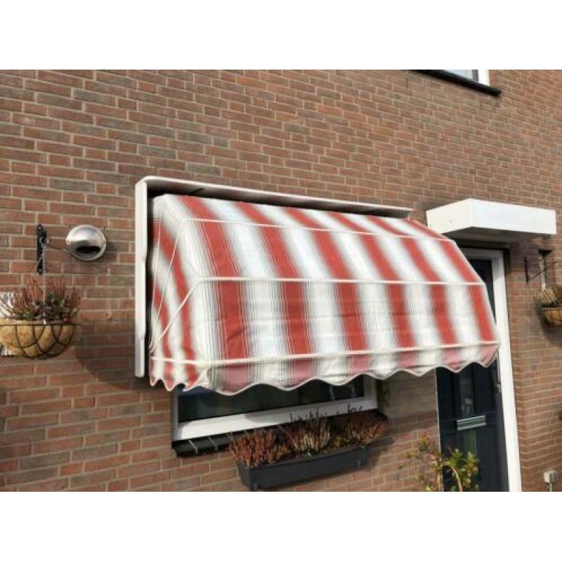 Markies 170 cm breed met ombouw 185 cm breed x 101 cm hoog.
