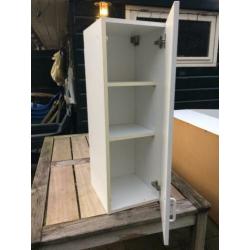 twee witte hangkasten
