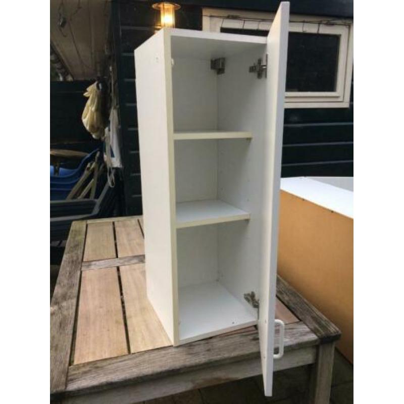 twee witte hangkasten