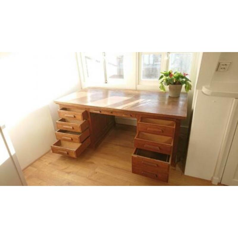 Houten bureau met lades (eikenhout)