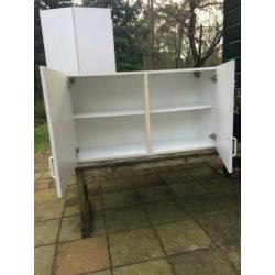 twee witte hangkasten