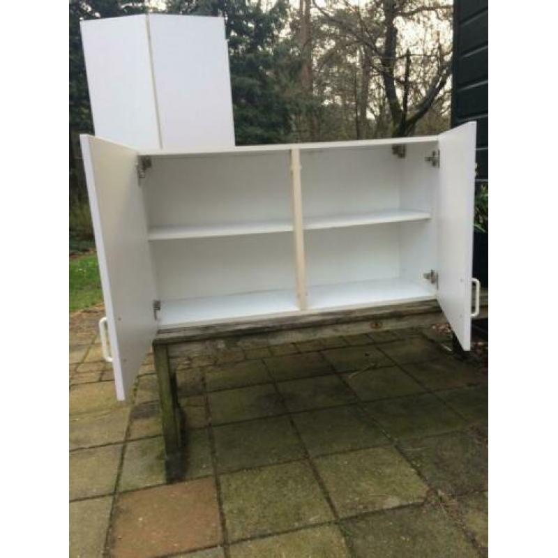 twee witte hangkasten
