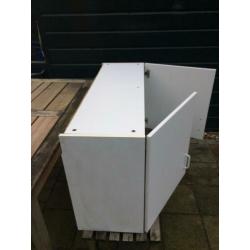 twee witte hangkasten