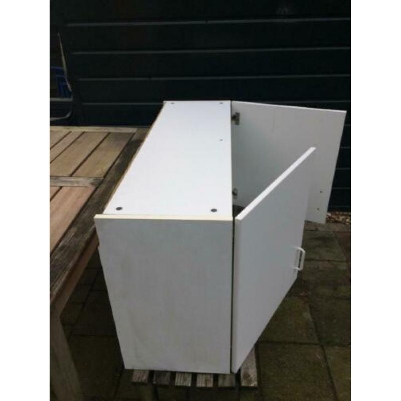 twee witte hangkasten