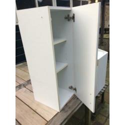 twee witte hangkasten
