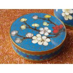 Mooi oud Chinees kruidenpotje van cloisonne 7,7 cm.