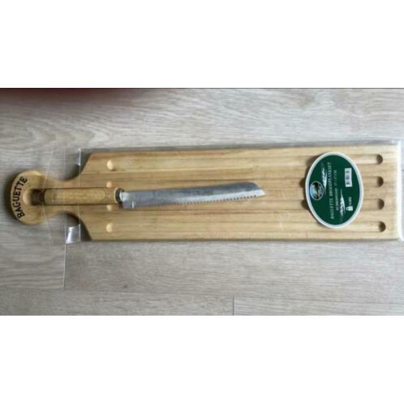 Broodplank met broodmes voor stokbrood