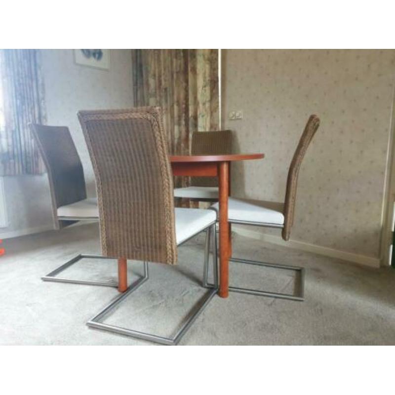 Tafel met 4 stoelen