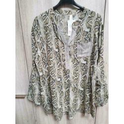 * KASTOPRUIMING* Blouse met print en palletjes in maat 46