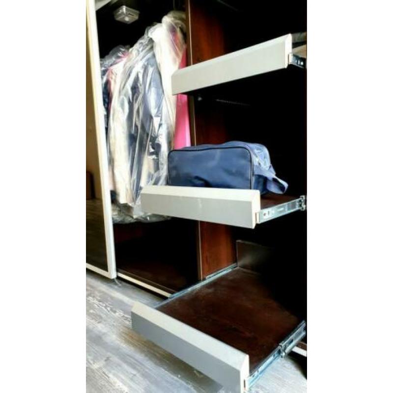 Kasten ter overname aangeboden. 264b x 241h / 101b x 231h