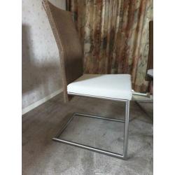 Tafel met 4 stoelen