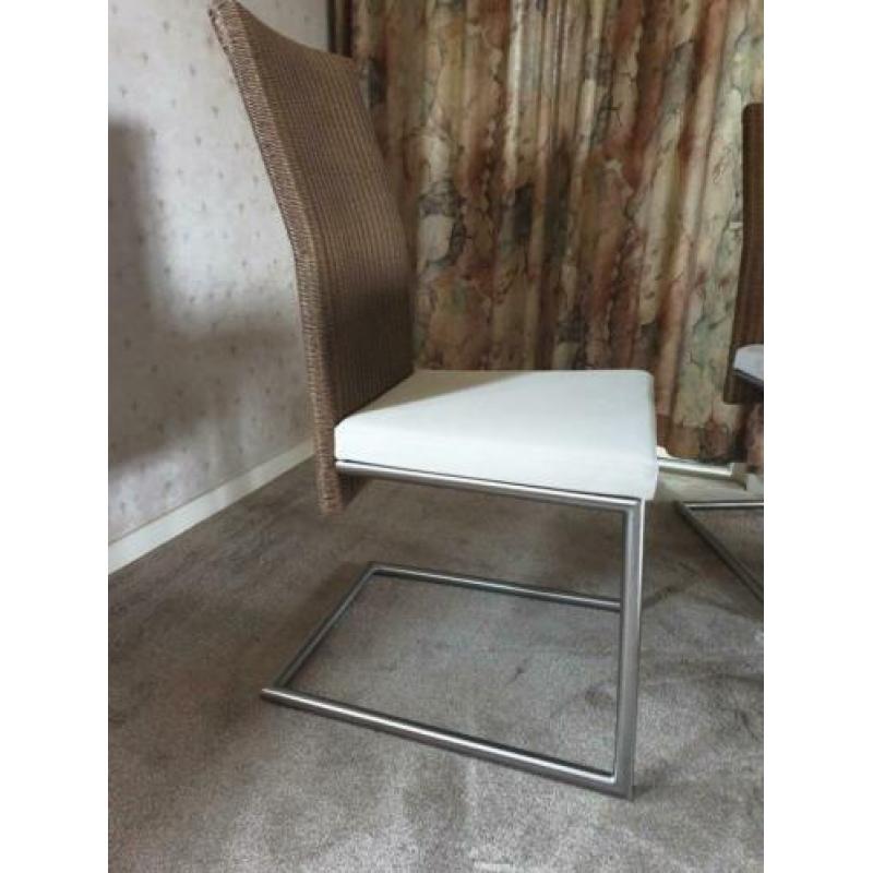 Tafel met 4 stoelen