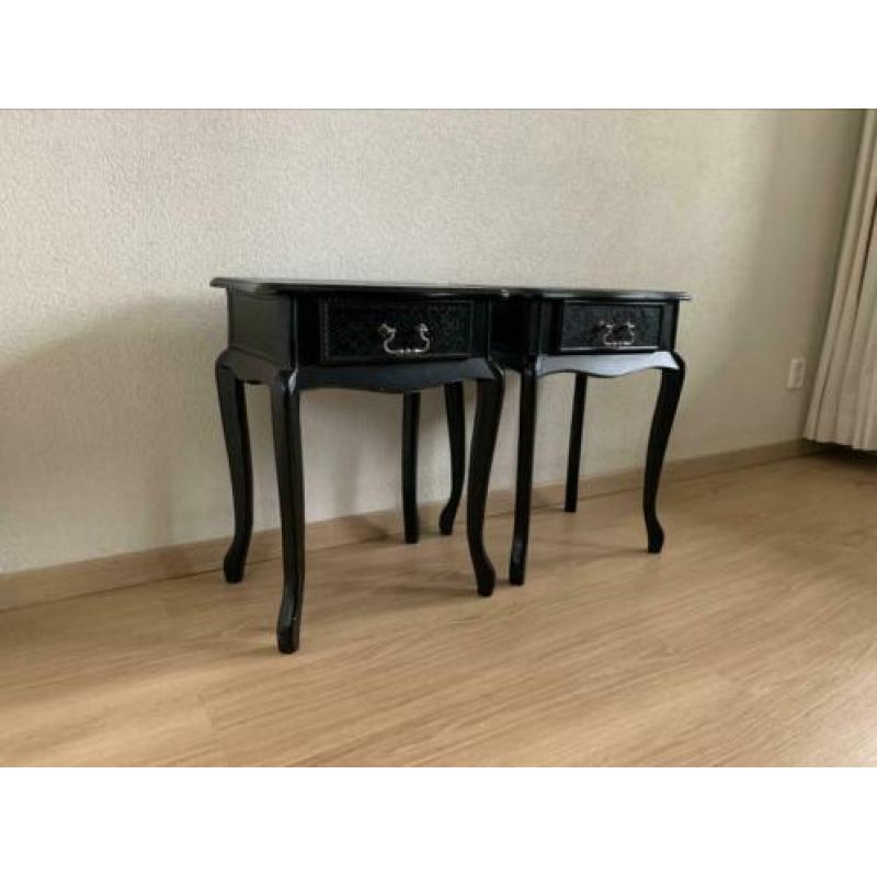 Twee zwart barok (nacht) kastjes met lade