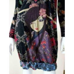2486 Schitterend jurkje DESIGUAL; Mt=XS Nieuwstaat