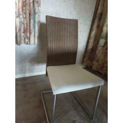 Tafel met 4 stoelen