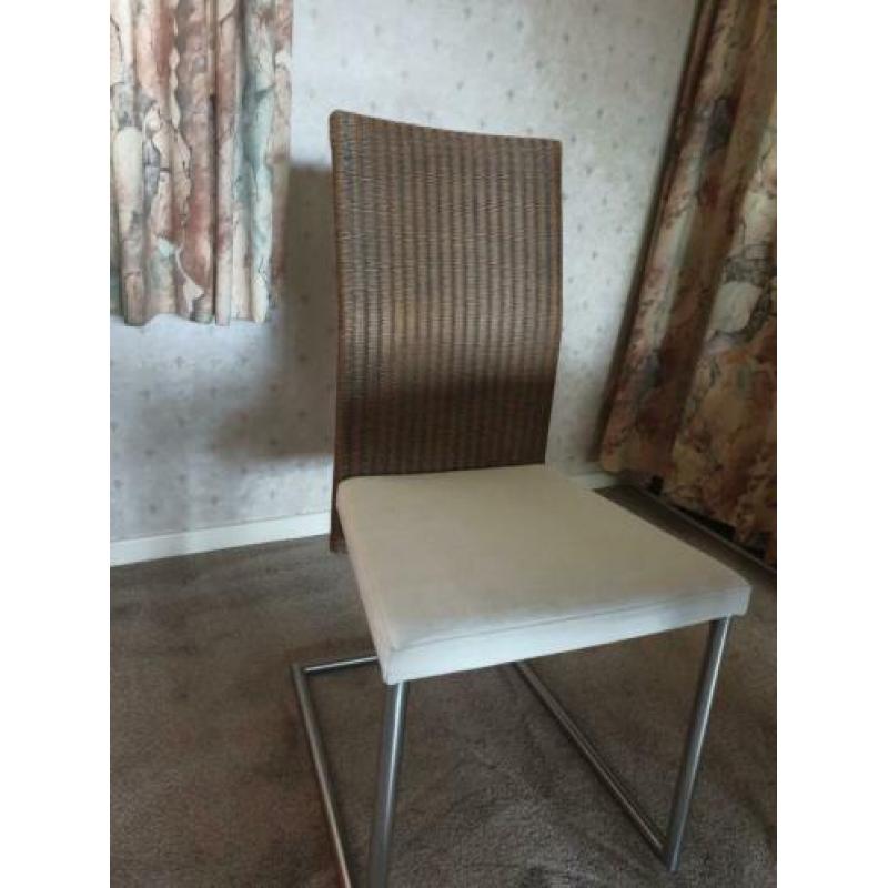 Tafel met 4 stoelen