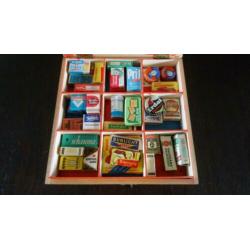 Houten kistje met oude miniatuur producten