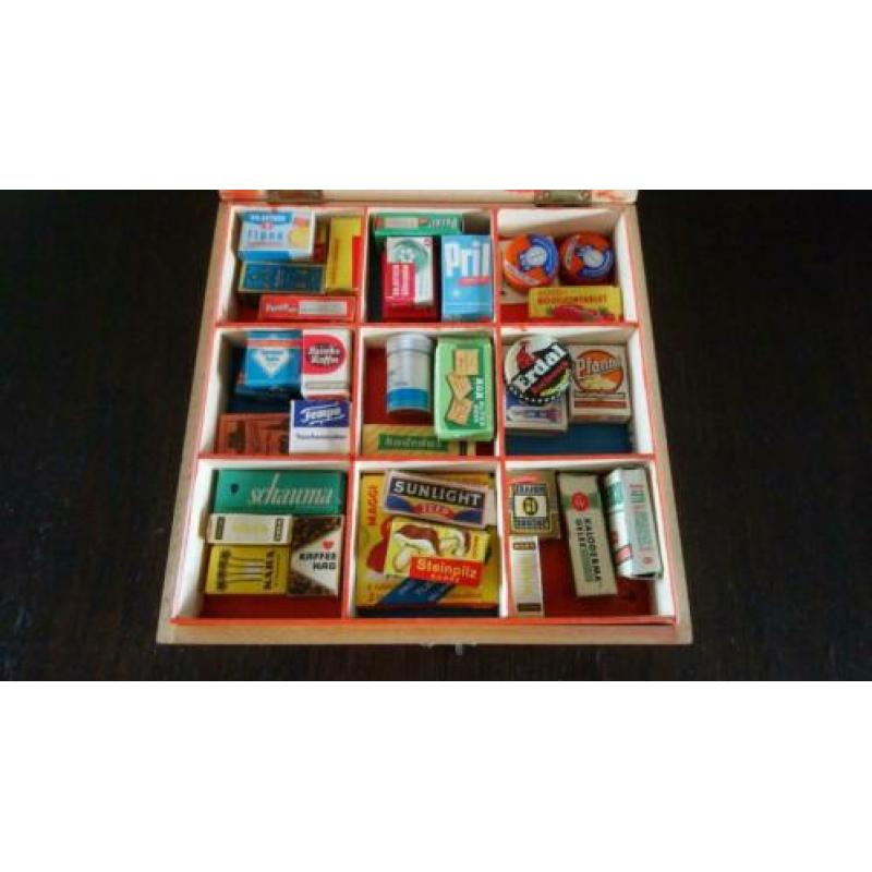 Houten kistje met oude miniatuur producten