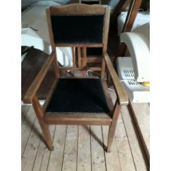 Mooiie oude stoelen met zwarte bekleding goede conditie!