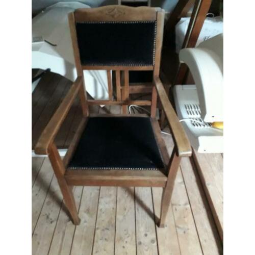 Mooiie oude stoelen met zwarte bekleding goede conditie!