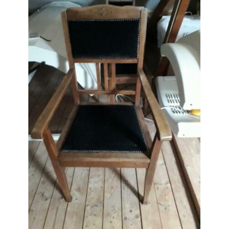 Mooiie oude stoelen met zwarte bekleding goede conditie!