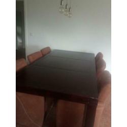 Eetkamer tafel met 6 stoelen op wieltjes