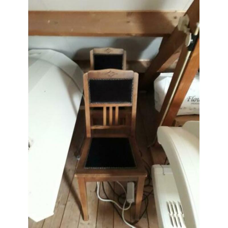 Mooiie oude stoelen met zwarte bekleding goede conditie!
