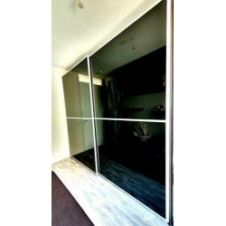 Kasten ter overname aangeboden. 264b x 241h / 101b x 231h