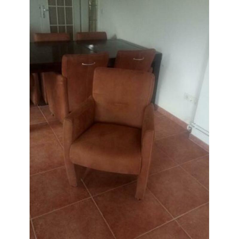 Eetkamer tafel met 6 stoelen op wieltjes
