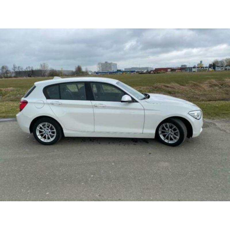 BMW 1-Serie 2.0 120D 5DR AUT 2013 Wit Parelmoer