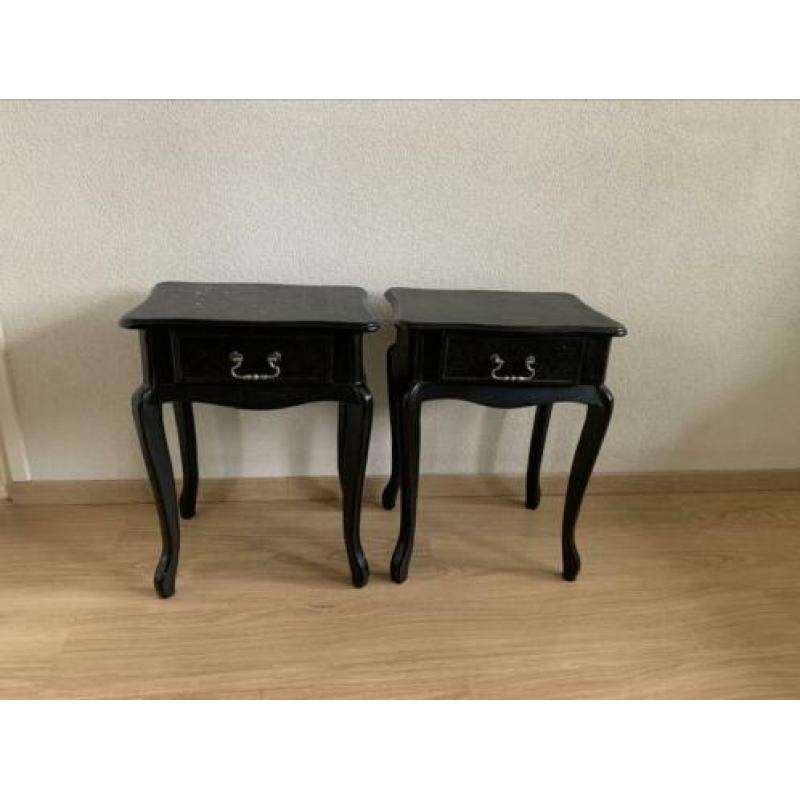 Twee zwart barok (nacht) kastjes met lade