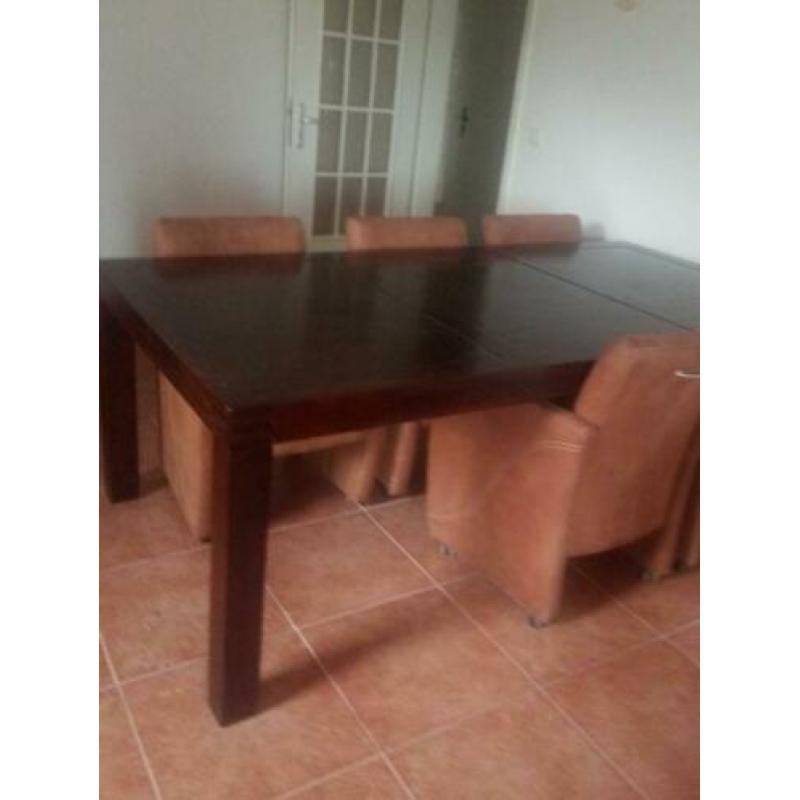 Eetkamer tafel met 6 stoelen op wieltjes