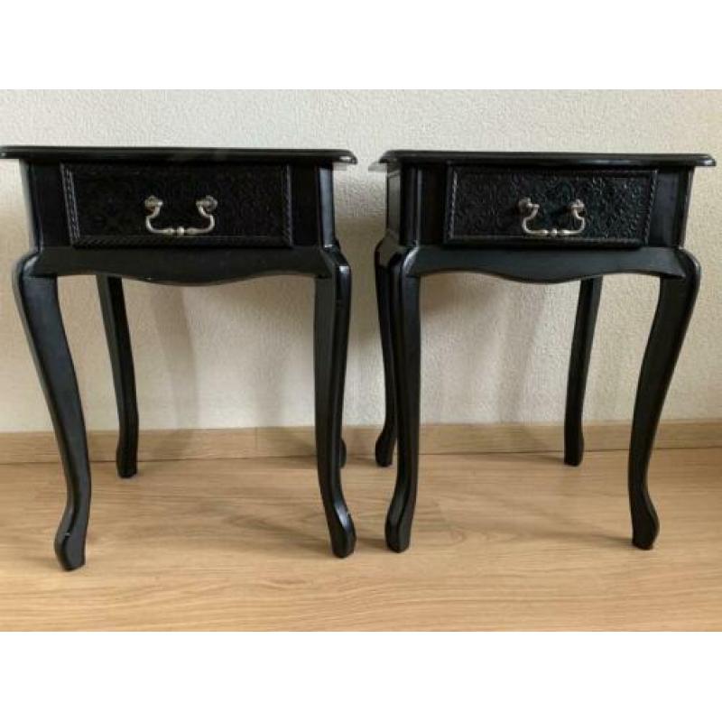 Twee zwart barok (nacht) kastjes met lade
