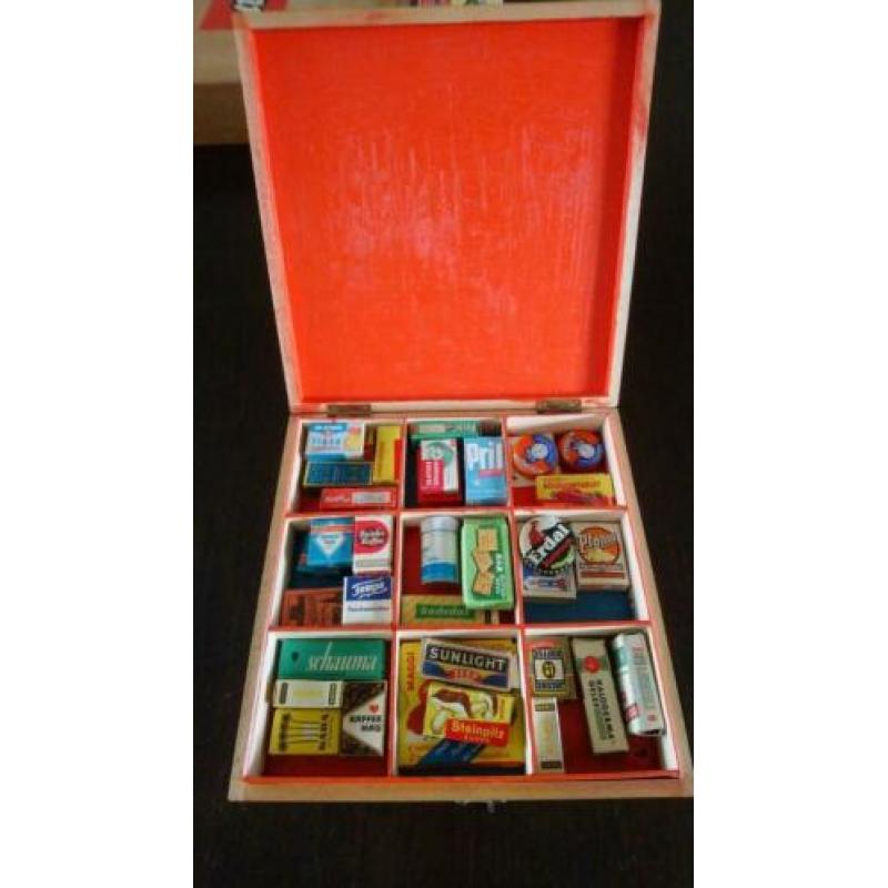 Houten kistje met oude miniatuur producten