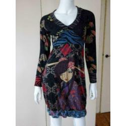 2486 Schitterend jurkje DESIGUAL; Mt=XS Nieuwstaat