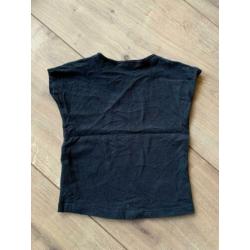 Z.g.a.n. Zwart shirtje van Next, met tekst + leeuw, maat 80