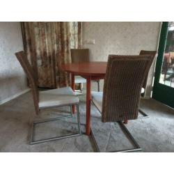 Tafel met 4 stoelen