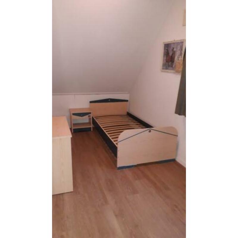Slaapkamer: bed, nachtkastje, kledingkast en ladenkast