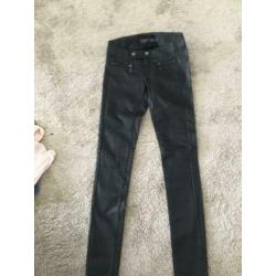 GUESS broek skai leer , maat 25 NIEUW