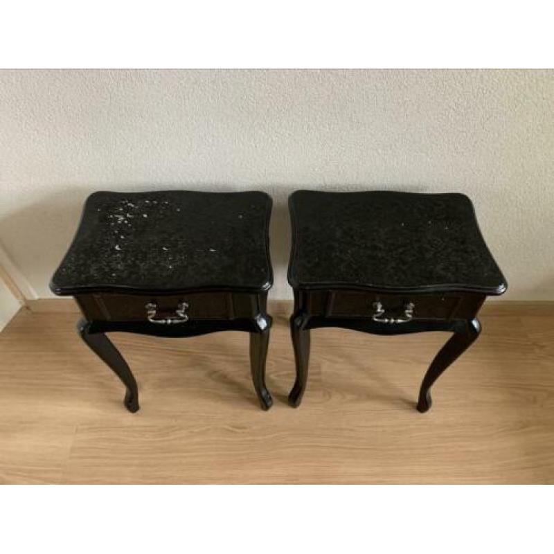 Twee zwart barok (nacht) kastjes met lade