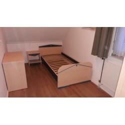 Slaapkamer: bed, nachtkastje, kledingkast en ladenkast